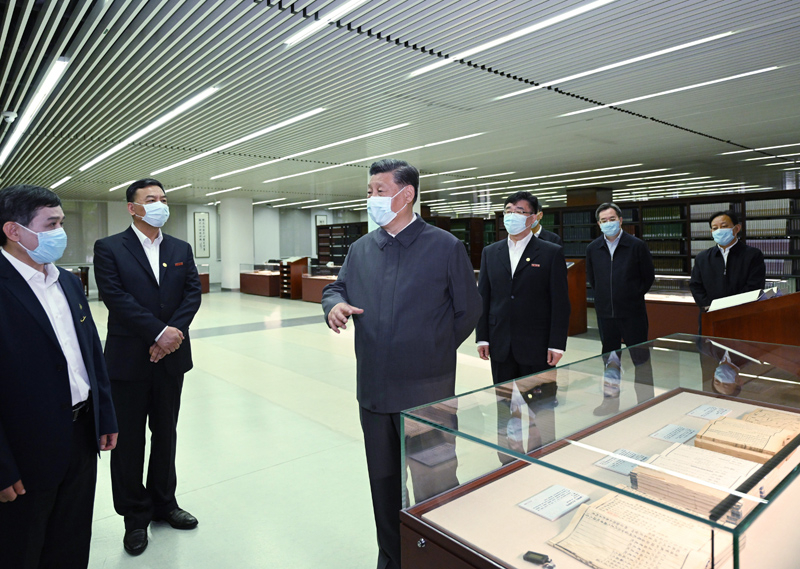 2022年4月25日，習(xí)近平來到中國人民大學(xué)考察調(diào)研,。這是他在圖書館考察,。