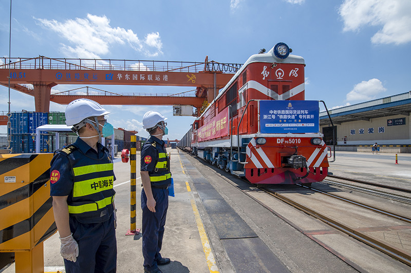 2022年6月29日,，浙江金華,，中老鐵路國際貨運(yùn)列車浙江號“鐵路快通”首趟專列經(jīng)海關(guān)監(jiān)管后，從浙江省鐵路金華南站鳴笛啟程,，經(jīng)磨憨口岸駛向老撾萬象,。