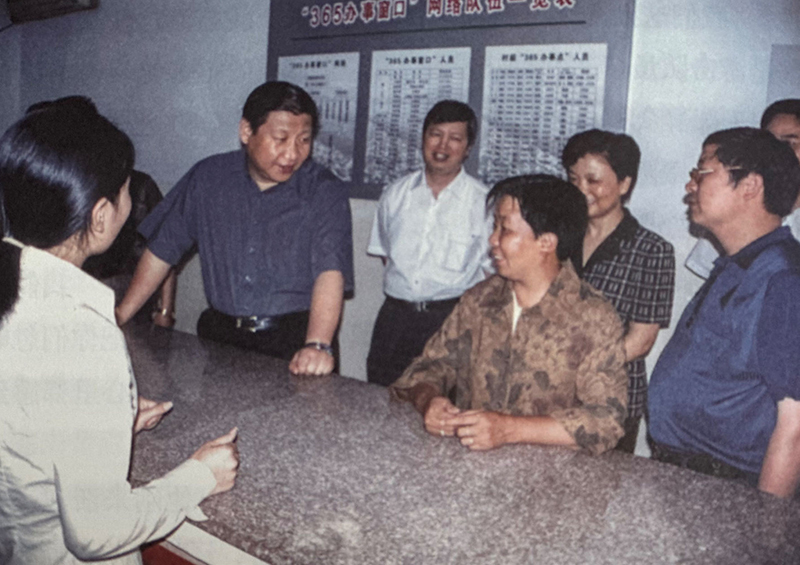 2003年6月,，習(xí)近平在浙江金華市磐安縣新渥鎮(zhèn)“365辦事窗口”調(diào)研。