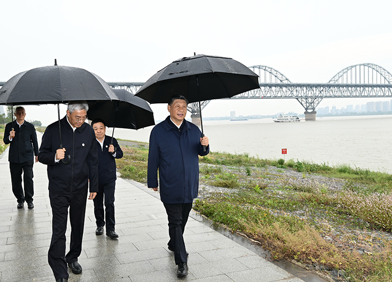 2023年10月10日,，習(xí)近平總書記在江西長(zhǎng)江國(guó)家文化公園九江城區(qū)段冒雨考察,。