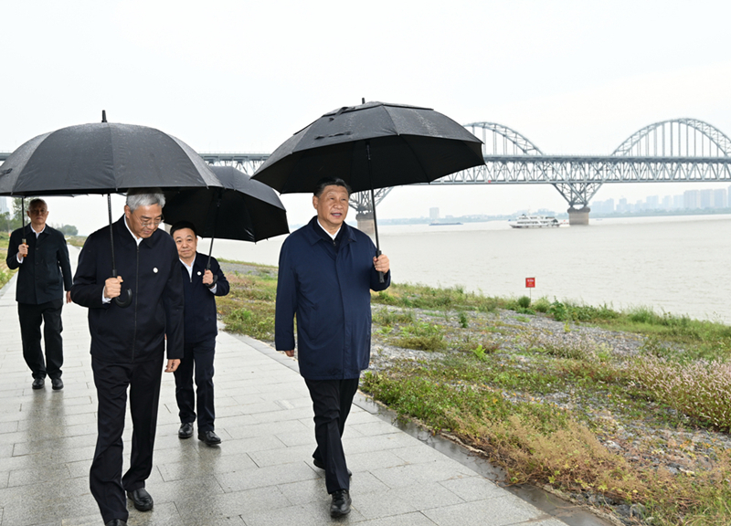 2023年10月10日,，習(xí)近平在長江國家文化公園九江城區(qū)段考察時，冒雨沿江堤步行察看沿岸風(fēng)貌,。