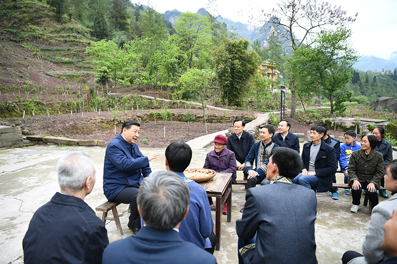 2019年4月15日,，習(xí)近平總書(shū)記在重慶石柱土家族自治縣中益鄉(xiāng)華溪村同村民代表、基層干部,、扶貧干部,、鄉(xiāng)村醫(yī)生等圍坐在一起，共話(huà)脫貧攻堅(jiān),。