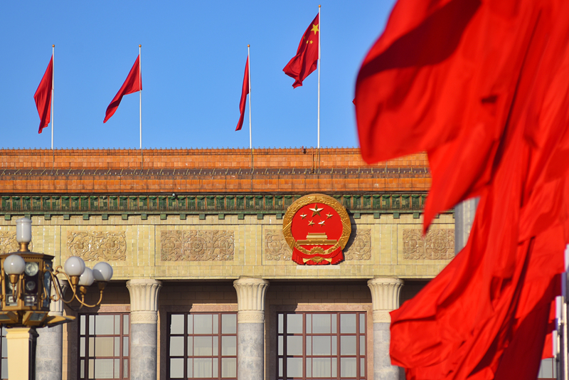 2024年3月8日,，北京上空現(xiàn)“兩會藍”，人民大會堂前紅旗飄揚,。