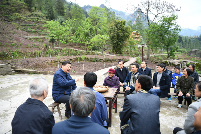 2019年4月15日至17日，中共中央總書記,、國家主席,、中央軍委主席習(xí)近平在重慶考察，并主持召開解決“兩不愁三保障”突出問題座談會(huì),。這是4月15日下午,，習(xí)近平在石柱土家族自治縣中益鄉(xiāng)華溪村同村民代表、基層干部,、扶貧干部,、鄉(xiāng)村醫(yī)生等圍坐在一起，共話脫貧攻堅(jiān),。新華社記者 謝環(huán)馳 攝