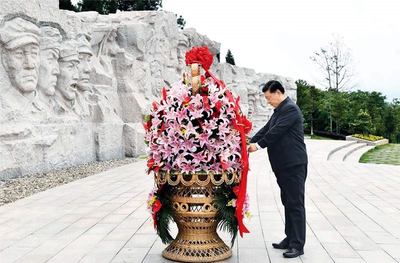 2021年4月25日至27日，中共中央總書記,、國家主席,、中央軍委主席習(xí)近平在廣西考察。這是25日上午,，習(xí)近平在位于桂林市全州縣的紅軍長征湘江戰(zhàn)役紀(jì)念園,，向湘江戰(zhàn)役紅軍烈士敬獻(xiàn)花籃。 新華社記者 謝環(huán)馳/攝
