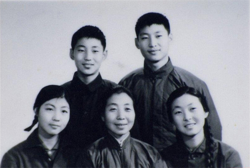 1972年冬,，齊心和子女們。前排右起:齊橋橋,、齊心,、習(xí)安安。后排右起:習(xí)近平,、習(xí)遠(yuǎn)平,。