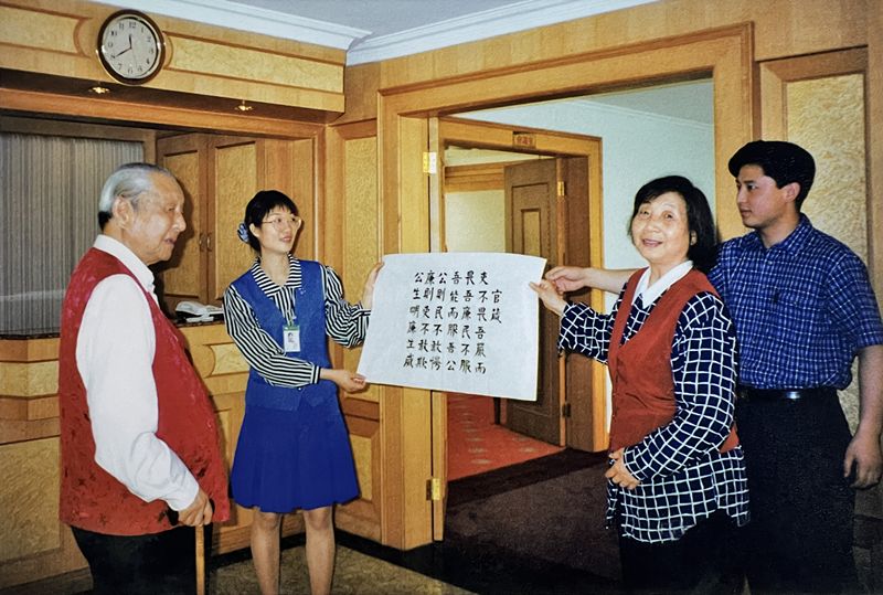 1999年3月，習(xí)仲勛欣賞齊心的書(shū)法作品《官箴》,。