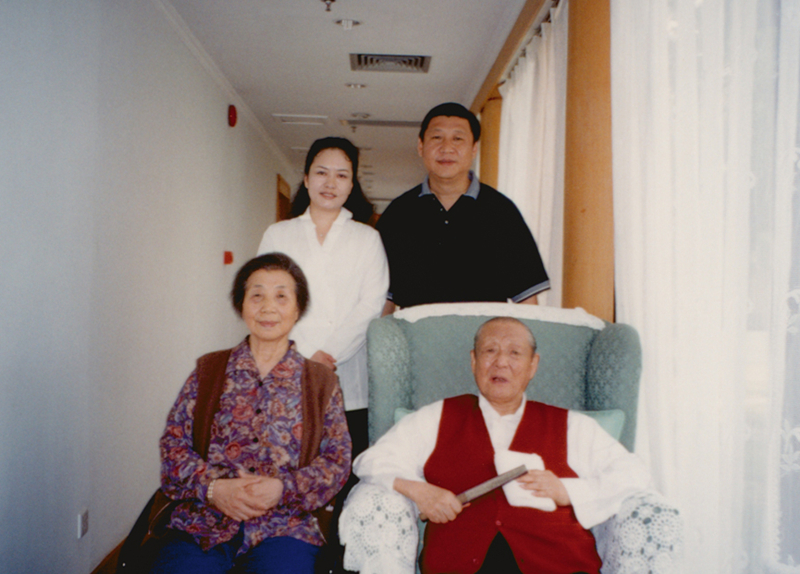 這是習(xí)近平,、彭麗媛同習(xí)仲勛,、齊心的合影。