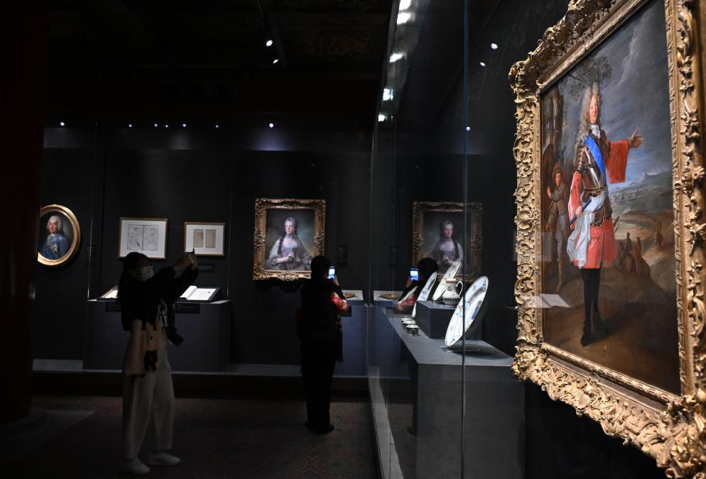 4月1日,，作為中法文化旅游年的重要項(xiàng)目，“紫禁城與凡爾賽宮——17,、18世紀(jì)的中法交往”展覽在故宮文華殿開(kāi)幕,。圖為觀眾當(dāng)天參觀展覽。新華社記者 金良快 攝