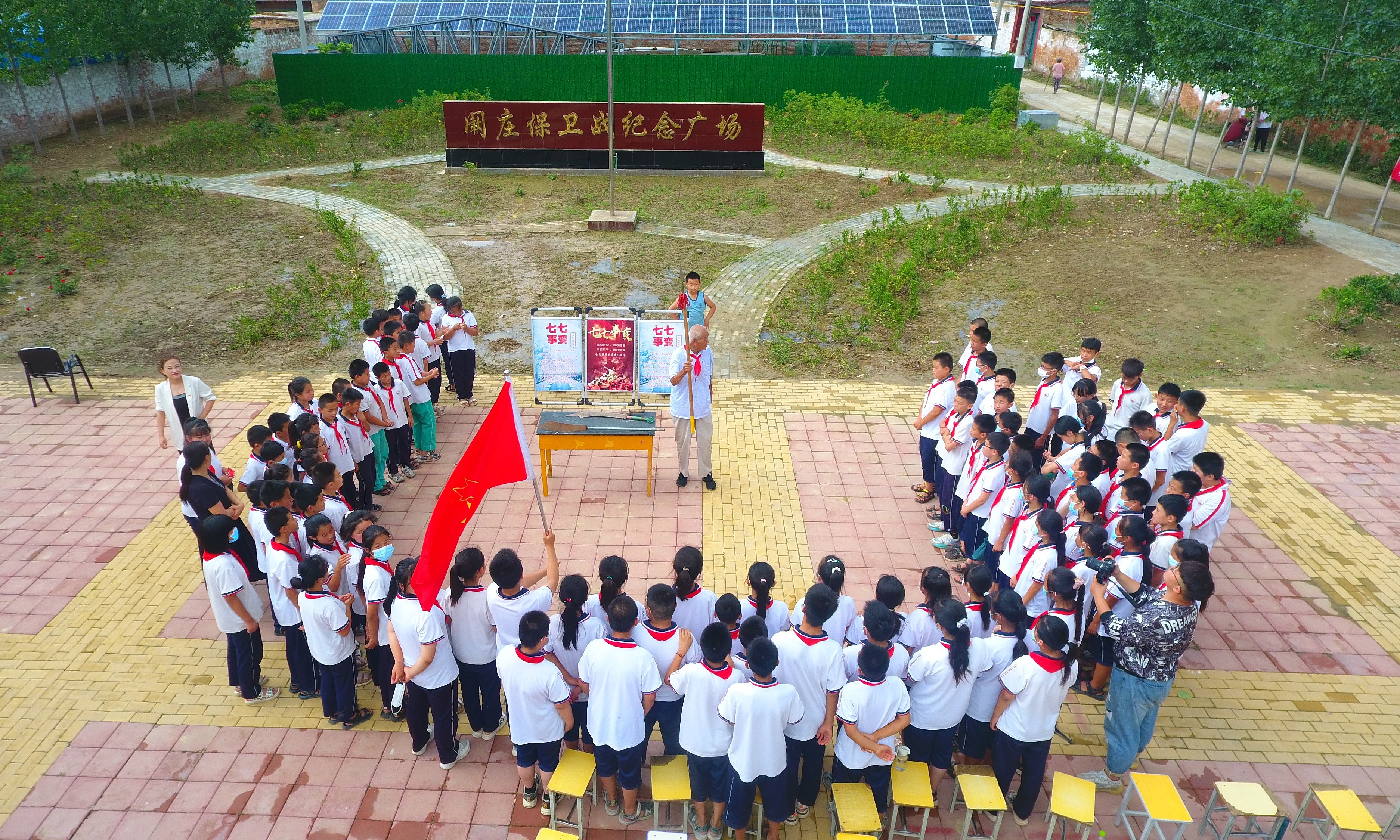2022年7月6日,，山東省聊城市，在茌平區(qū)菜屯鎮(zhèn)闞莊村的闞莊保衛(wèi)戰(zhàn)紀念廣場,，闞莊保衛(wèi)戰(zhàn)親歷者王光木老人,，為小學(xué)生們講述抗戰(zhàn)故事，展示大刀,、長矛,。