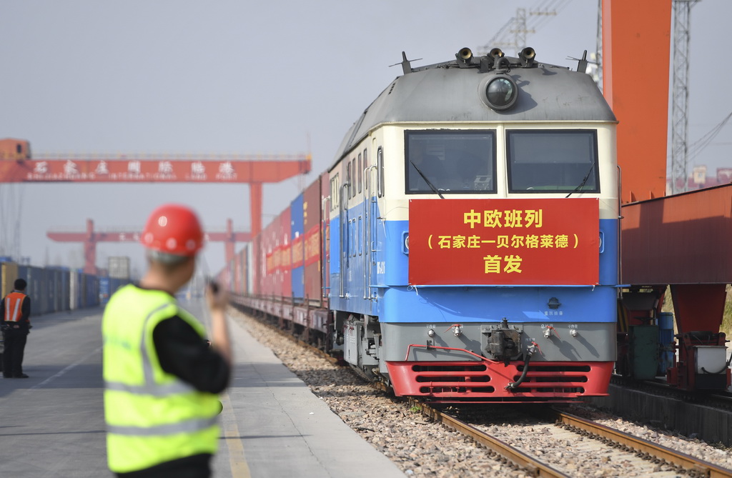 3月21日，滿載110個標(biāo)準(zhǔn)集裝箱貨物的中歐班列從石家莊國際陸港出發(fā),，駛往塞爾維亞共和國首都貝爾格萊德,。新華社發(fā)（張曉峰攝）