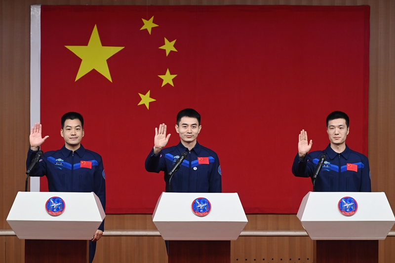 2024年月24日,，神舟十八號載人飛行任務(wù)航天員葉光富（中）,、李聰（右）、李廣蘇在酒泉衛(wèi)星發(fā)射中心問天閣與媒體記者集體見面,。