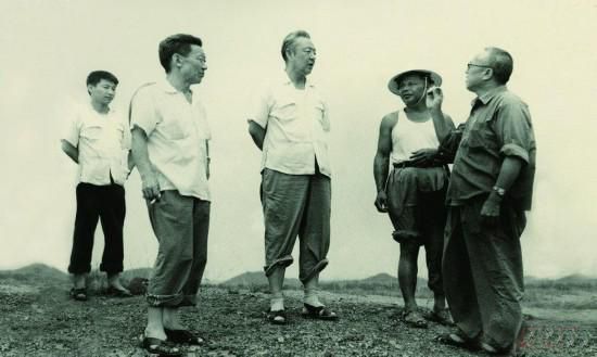 1978年8月,，習(xí)仲勛（左三）在廣東惠陽(yáng)農(nóng)村調(diào)研。在清華大學(xué)讀書的習(xí)近平（左一）利用暑假時(shí)間參加社會(huì)實(shí)踐,，隨同父親一起下鄉(xiāng),。