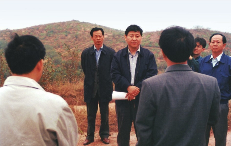 1999年11月,，習(xí)近平在龍巖市長(zhǎng)汀縣河田水土流失治理區(qū)調(diào)研,。圖源：《習(xí)近平在福建（下）》