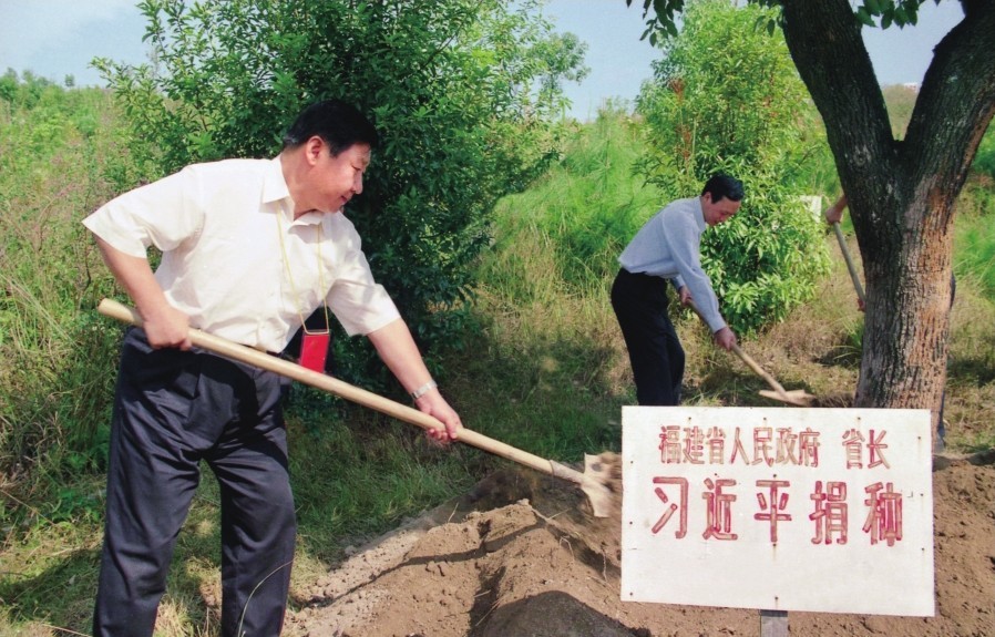 2001年10月,，習(xí)近平在龍巖市長(zhǎng)汀縣調(diào)研水土流失治理工作,，在河田世紀(jì)生態(tài)園為樹(shù)培土。圖源：《習(xí)近平在福建（下）》