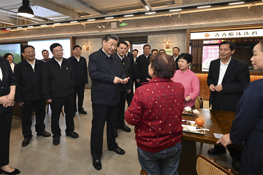 2024年4月22日下午,，習(xí)近平在九龍坡區(qū)謝家灣街道民主村社區(qū)考察時,，同正在社區(qū)食堂就餐的群眾親切交流。新華社記者 謝環(huán)馳 攝