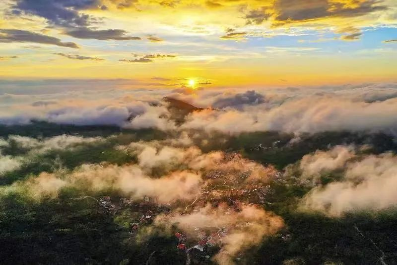 圖為云霧繚繞的軍營(yíng)村,，群山盡翠，紅瓦掩映,。廈門(mén)市委宣傳部供圖