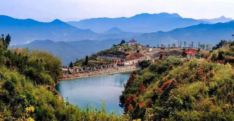 圖為游客們到軍營(yíng)村七彩池欣賞美景,。廈門(mén)市委宣傳部供圖