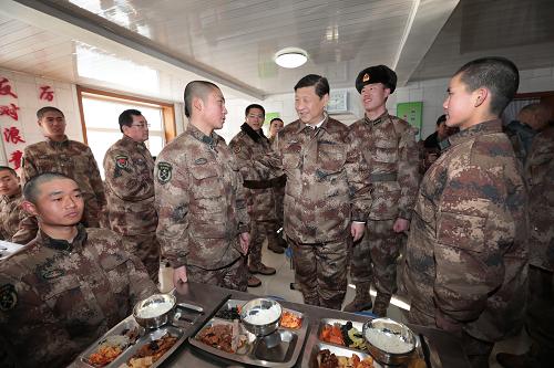 2014年1月26日中午,，習(xí)近平來到連隊(duì)食堂，同戰(zhàn)士們一起用餐,。新華社記者 李剛 攝