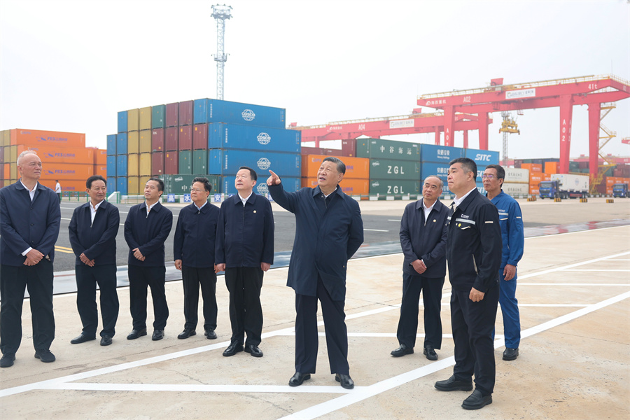 2024年5月22日至24日,，中共中央總書記,、國家主席、中央軍委主席習(xí)近平在山東考察,。這是22日下午,，習(xí)近平在日照港察看全自動化集裝箱碼頭作業(yè)場景。新華社記者 鞠鵬 攝