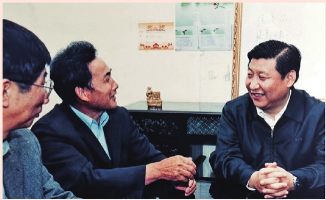 2003年4月24日,，時(shí)任浙江省委書記習(xí)近平在浙江下姜村調(diào)研。