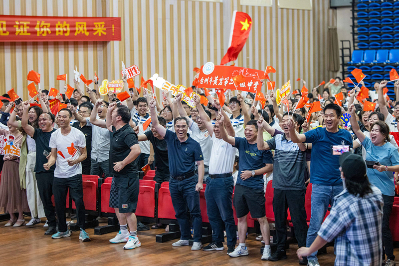 北京時(shí)間7月27日，2024年巴黎奧運(yùn)會(huì)首個(gè)比賽日,，在射擊10米氣步槍混合團(tuán)體比賽中,，中國(guó)選手黃雨婷/盛李豪獲得金牌。圖為黃雨婷的母校師生們通過收看奧運(yùn)直播的方式為她加油助威,。